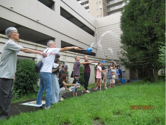 ２次水利用で”真面目に打ち水大作戦”　大阪府　すいか割り さん